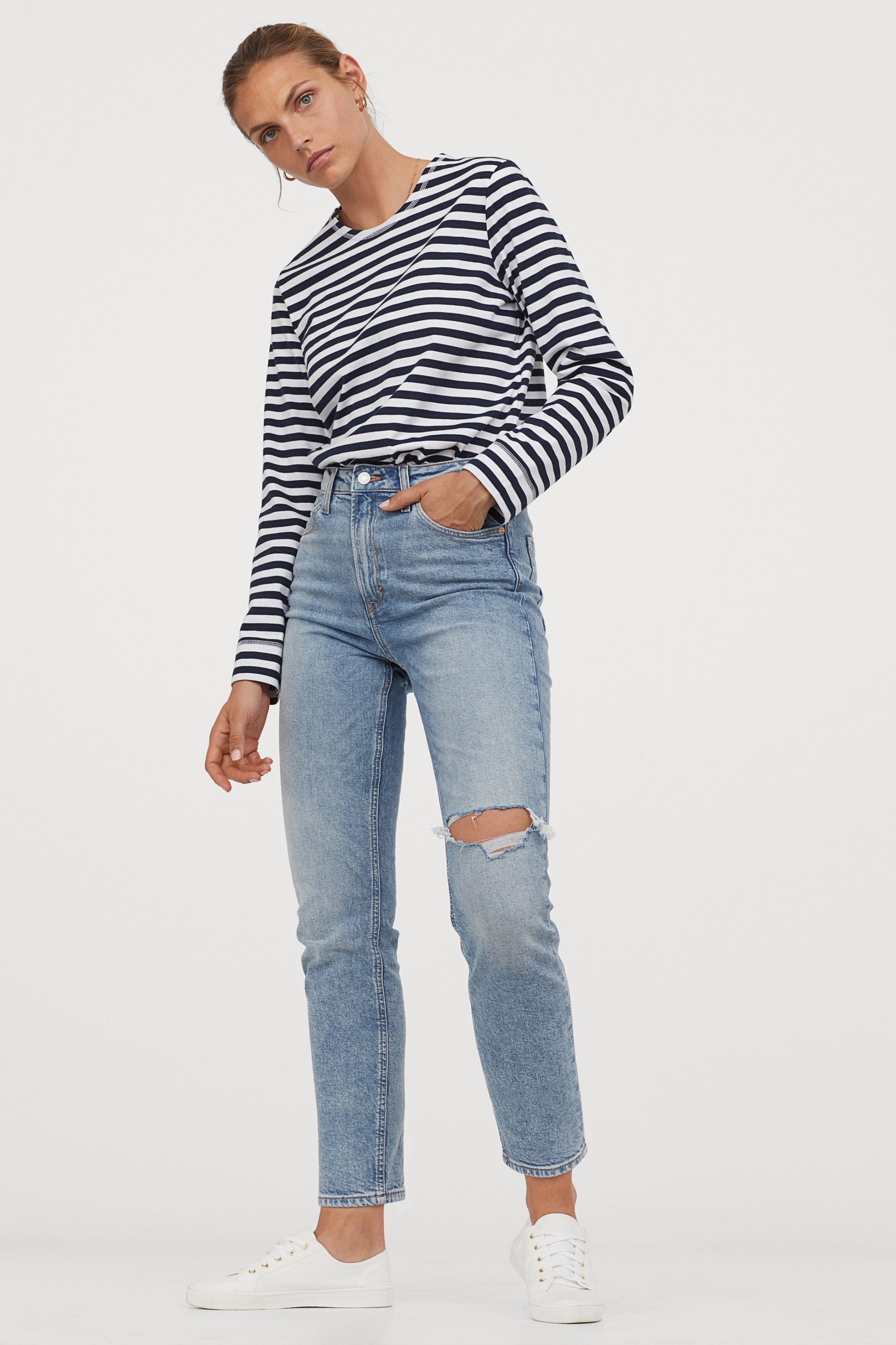 Otra versión de manga larga para este otoño. Básica y muy fácil de combinar con vaqueros y zapatillas blancas como propone H&M. (14,99 euros).