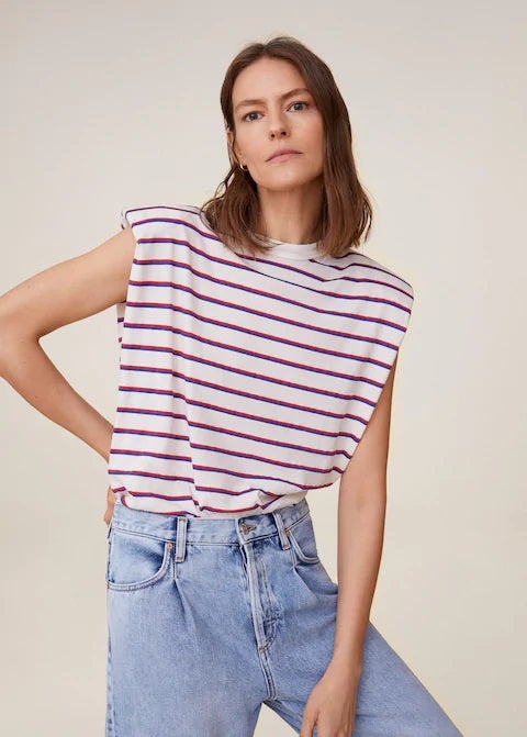 Para ir a la última este otoño: camiseta de rayas con hombreras de Mango. Ideal para combinar con vaqueros, pantalones, faldas mini o midi. (12,99 euros).