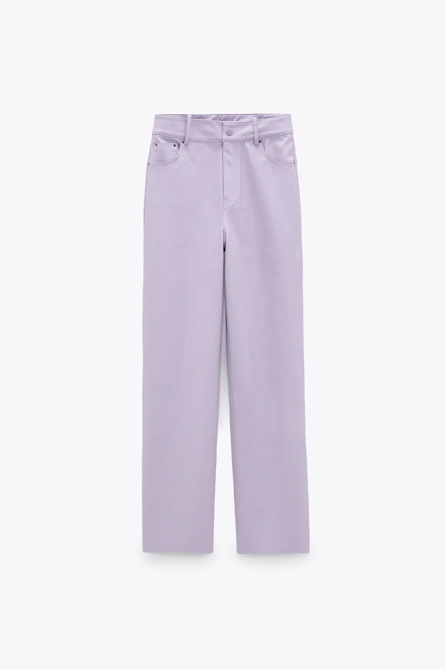 Si no eres del team negro, también hay una prenda efecto piel para ti en la nueva colección de Zara: pantalones de tiro alto en color lila. (29,95 euros).