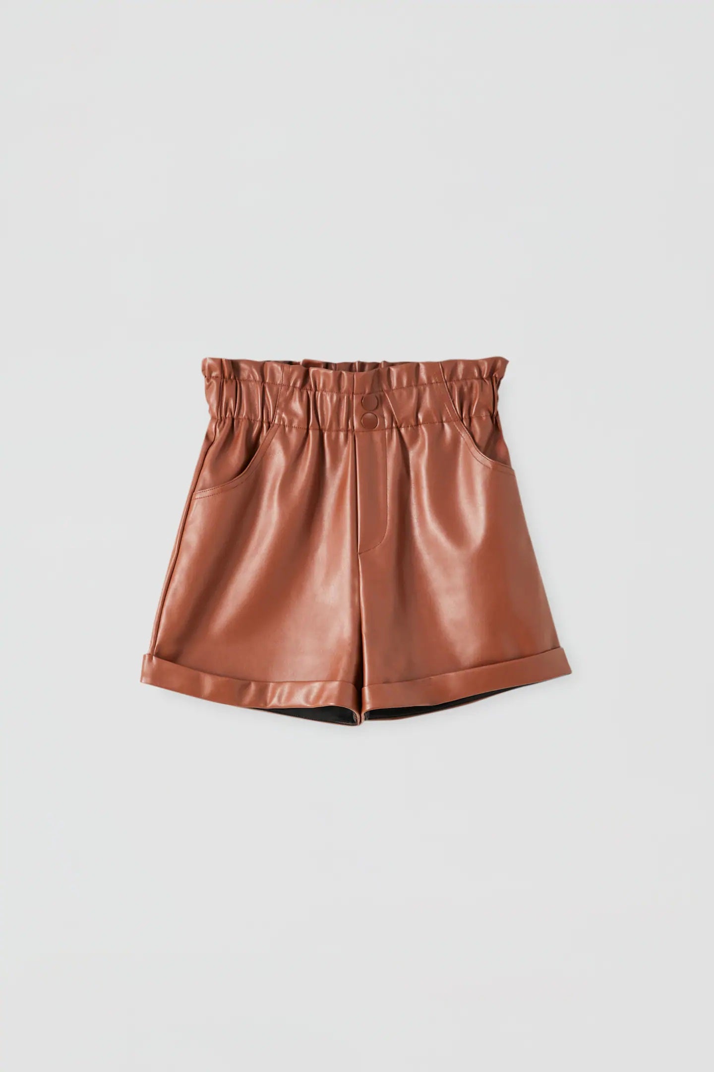 Short paperbag efecto piel en color camel de Pull&Bear. (17,99 euros).