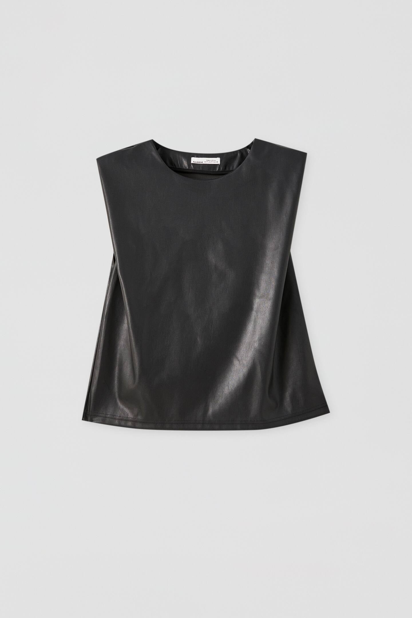 Top con hombreras de la nueva colección de Pull&Bear. Tendencia por partida doble que va a arrasar este otoño. (17,99 euros).