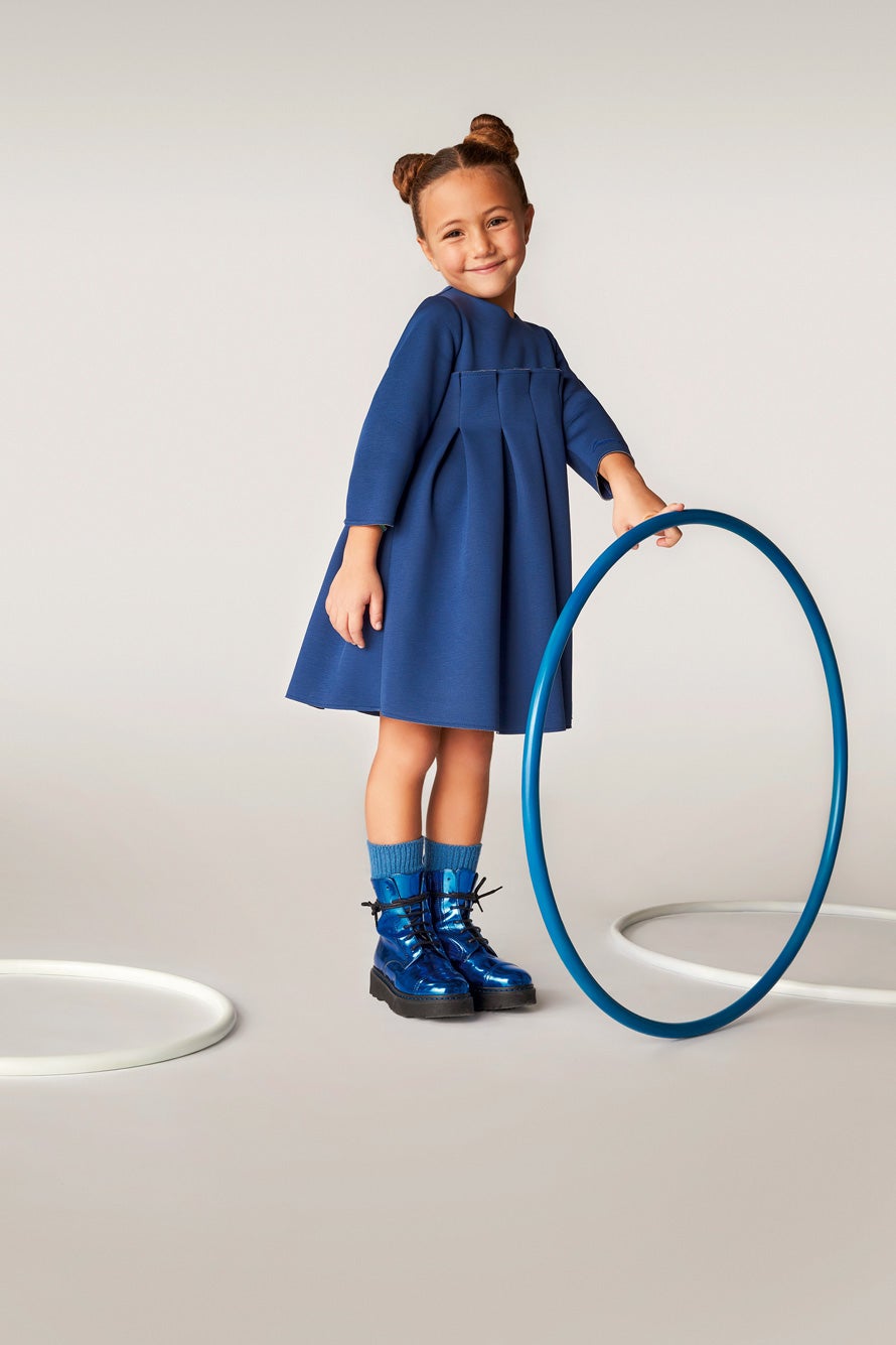 Vestido de neopreno, calcetines y botines metalizados. Todo de Emporio Armani.