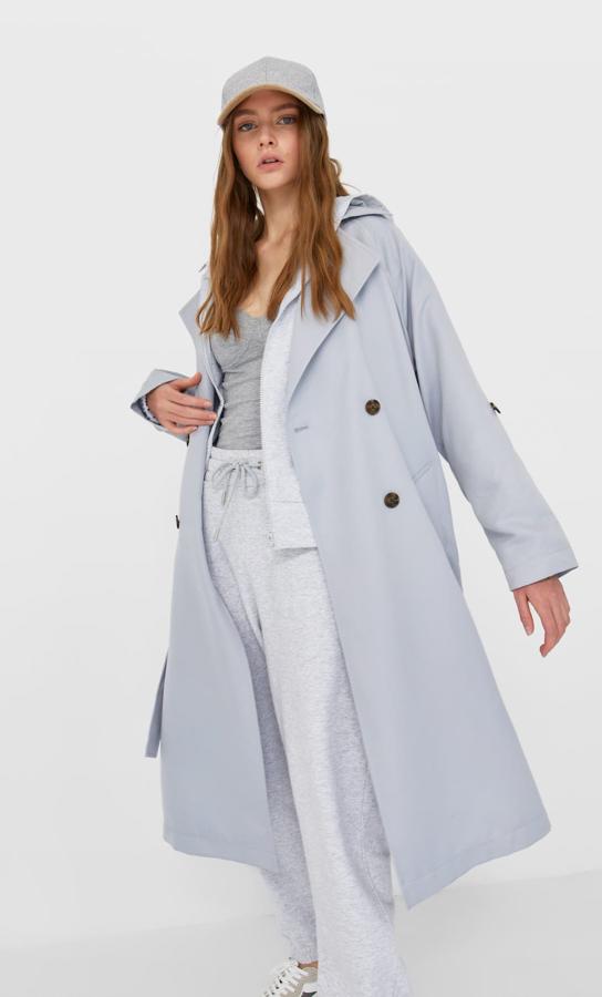 Con cuello y solapa con manga larga, esta gabardina fluida de Stradivarius viene con cinturón a tono y doble botonadura a contraste. Cuesta 39,99 euros y está disponible entre las tallas XS y L, y en otros cuatro colores, entre ellos el negro, el caqui y el beige.