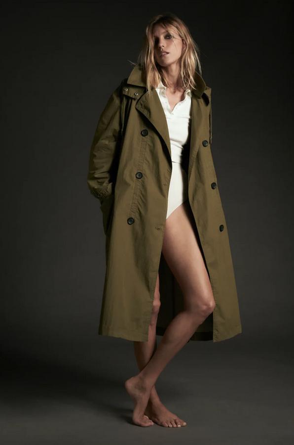 Dentro de la colección edición limitada de Zara la firma ha incluido esta gabardina en color oliva con capucha ajustable con cordones, mangas largas con trabilla y bolsillos de solapa en el frontal. Con cinturón a tono y bajo con abertura en la espalda, cuesta 69,95 euros y estará disponible únicamente en la talla M.