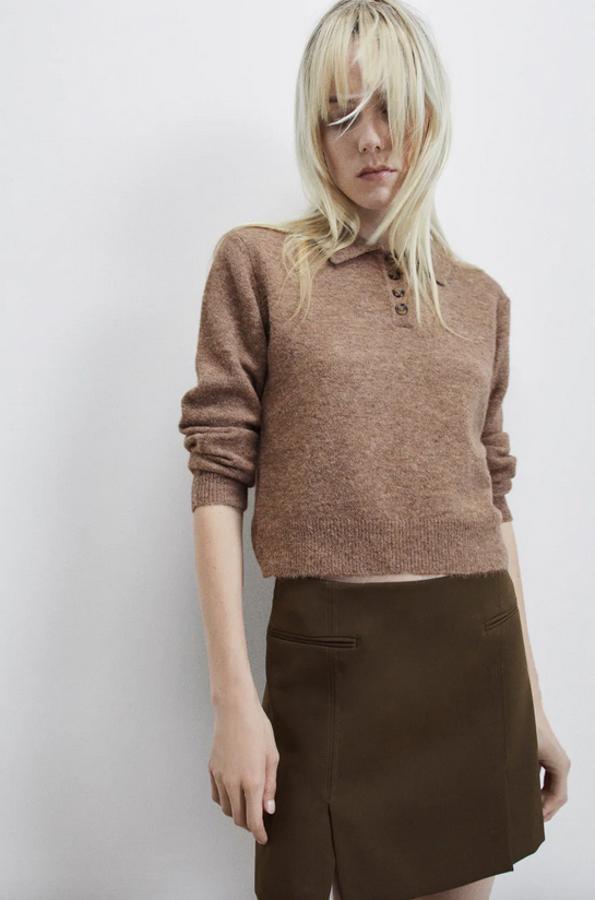 En color camello, con diseño cropped y confeccionado en tejido en mezcla de lana, este jersey de Zara viene con cuello solapa con cierre de botones. Tiene un precio de 22,95 euros y está disponible entre las tallas S y XL.