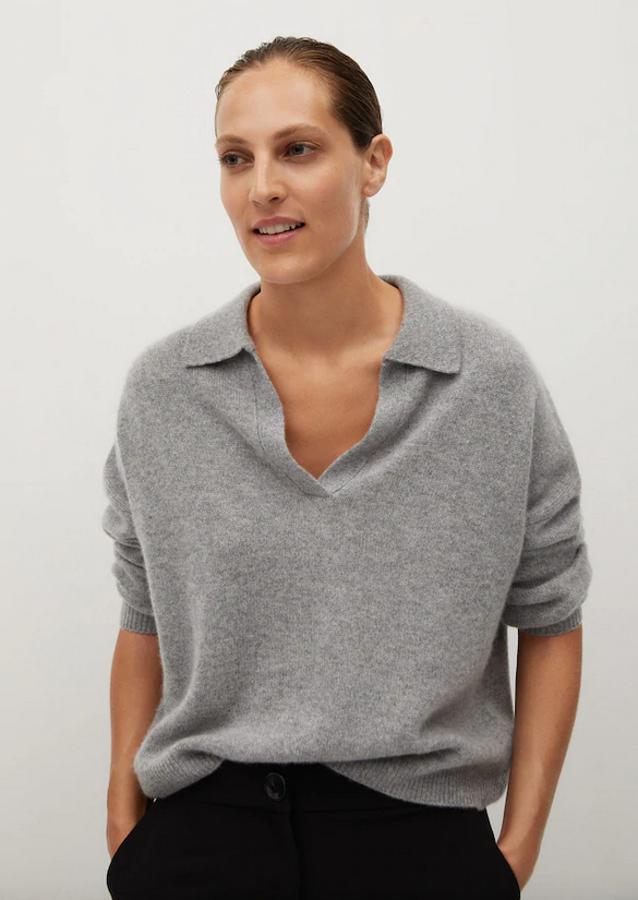 En tejido de cashmere, con costura de hombro caído y terminaciones en canalé, este jersey en gris medio vigoré de Mango tiene un precio de 99,99 euros y está disponible entre las tallas S y XL.