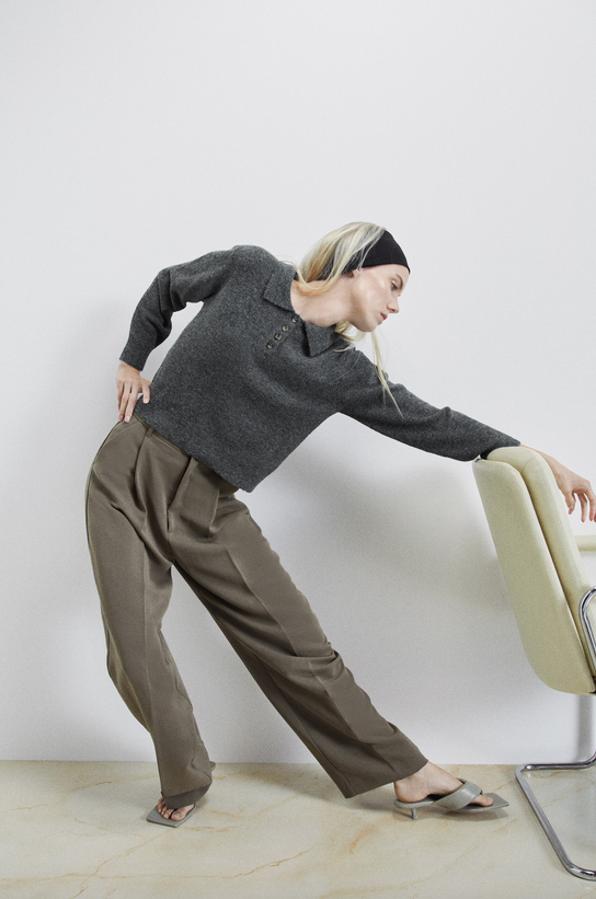 Confeccionado con tejido en mezcla de lana, este jersey de punto de Zara con cuello solapa con cierre de botones y manga larga pertenece a la colección sostenible de la firma y cuesta 22,95 euros. Está disponible entre las tallas S y XL.