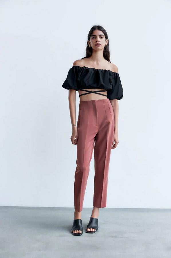 Con bolsillos delanteros de vivo y detalle de costuras marcadas en delantero y espalda, estos pantalones de tiro de alto de Zara en color marsala tienen un precio de 25,95 euros y está disponible entre las tallas XS y XL y en seis colores más.
