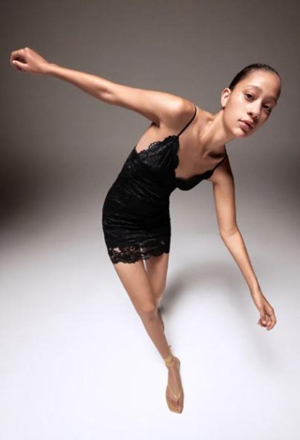 Encaje, escotazo, ajustado y mini. Con este little black dress de Zara solo se van a atrever unas pocas. ¿Serás una de ellas? También lo puedes encontrar en color carne (19,95 euros).