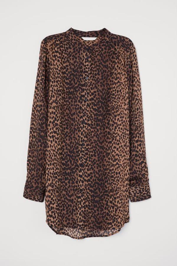 Diseño largo y arrugado para esta blusa con cuello mao, mangas largas y fruncidos decorativos en los hombros. Con canesú con pliegue de caja en la espalda para aportar amplitud, es de H&M, cuesta 19,99 euros y está disponible en las tallas 32 y 34.