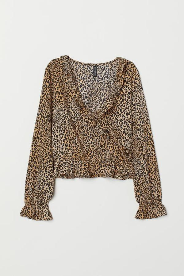 Con escote de pico con ribete de volante, mangas largas con puños elásticos y volante y costura con volante en el bajo, esta blusa de H&M con estampado de leopardo en tonos beige tiene un precio de 19,99 euros y está disponible en las tallas 32 y 38.