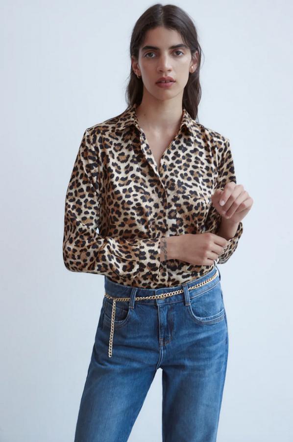 En Zara también han apostado por el estampado de leopardo con una camisa fluida con cuello solapa y manga larga que tiene bolsillo delantero de plastrón en el pecho y cierre frontal con botones en color negro. Cuesta 19,95 euros y está disponible entre las tallas XS y XL.