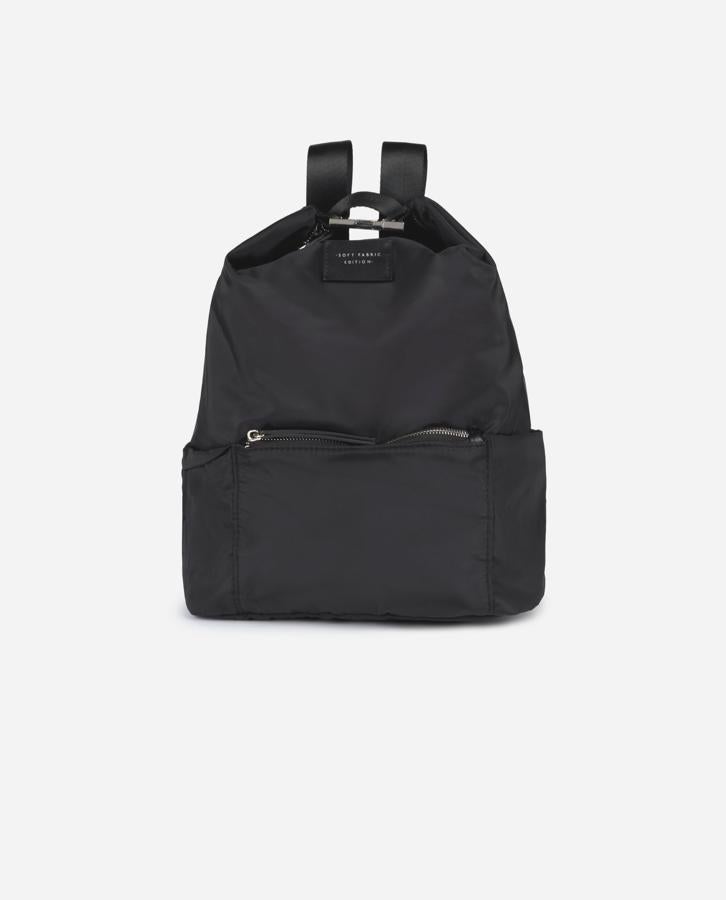 Con dos compartimentos forrados con cierre de cremallera metálica, tiradores y dos bolsillos laterales abiertos esta mochila es de Lefties. Tiene cierres laterales metálicos para ajustar la capacidad del compartimento principal, viene con asa de mano y correas para la espalda y cuesta 15,99 euros.