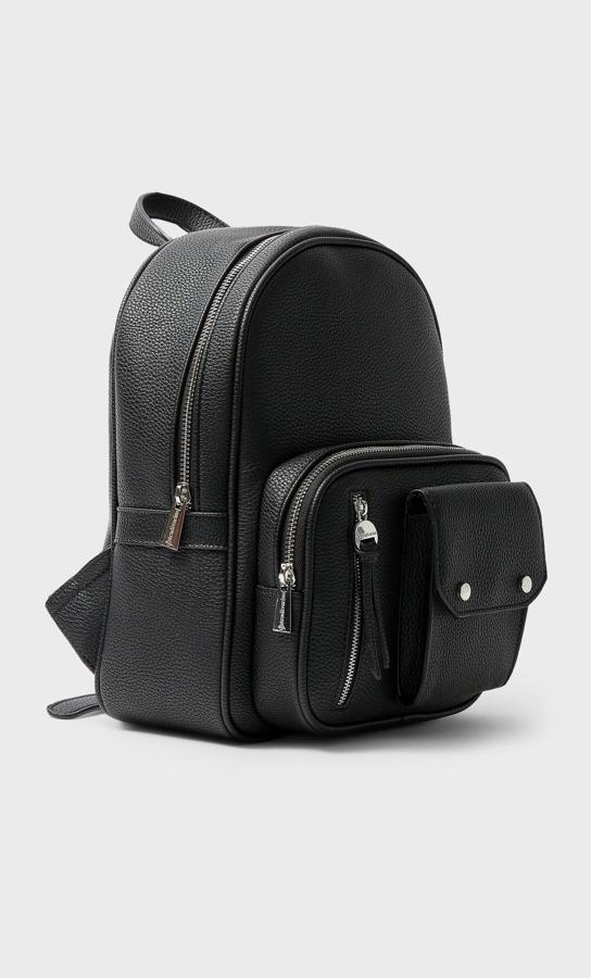 En efecto piel en color negro, esta mochila de Stradivarius viene con tres bolsillos exteriores, cierre de cremallera y asas de mano y de hombro. Cuesta 19,99 euros.