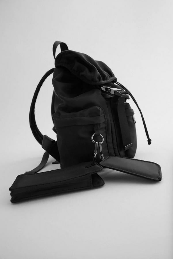 En color negro, con cuerpo de tres bolsillos y cierre de cremallera, esta mochila de Zara confeccionada en nylon viene con monedero y soporte para el móvil extraíbles y asas de hombro ajustables. Tiene un precio de 29,95 euros.