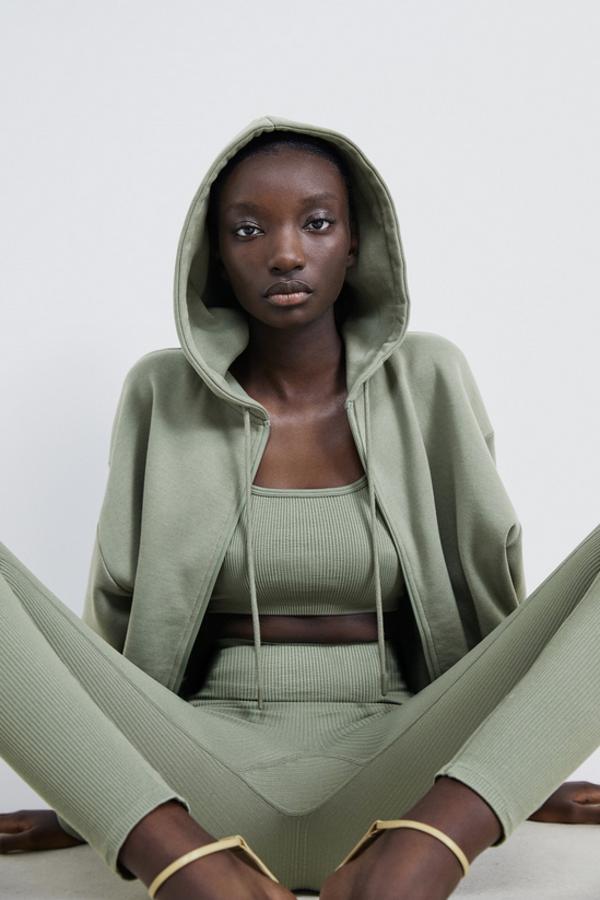 Disponible únicamente en la talla L, esta sudadera cropped con capucha ajustable con cordones y bolsillos canguro viene en color caqui claro con cremallera a tono y pertenece a la colección sostenible de Zara. Cuesta 22,95 euros.