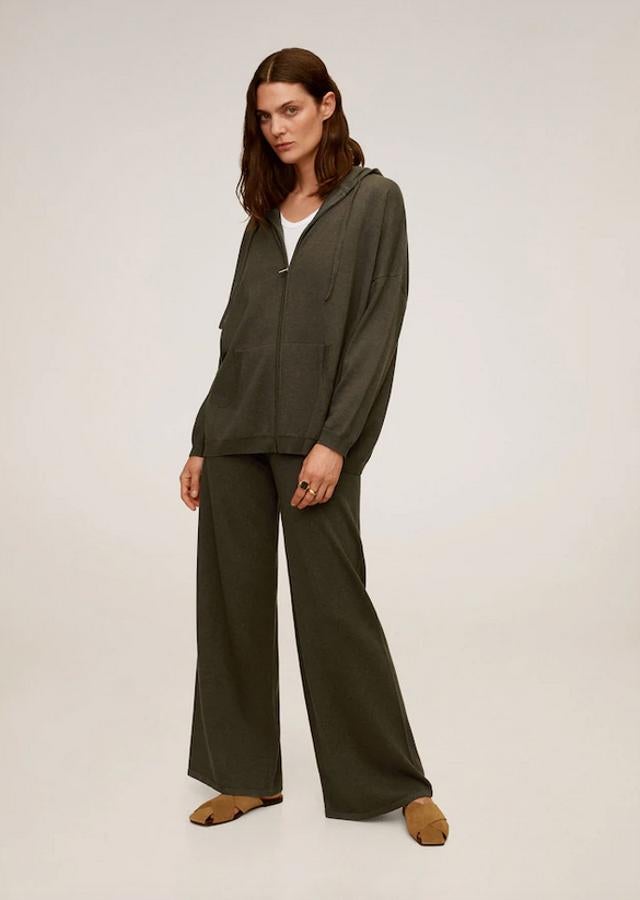 Diseño oversize para esta sudadera en color caqui de Mango con cremallera a tono, capucha, bolsillos frontales tipo canguro y mangas largas. Cuesta 29,99 euros y está disponible en las tallas S, M y L.