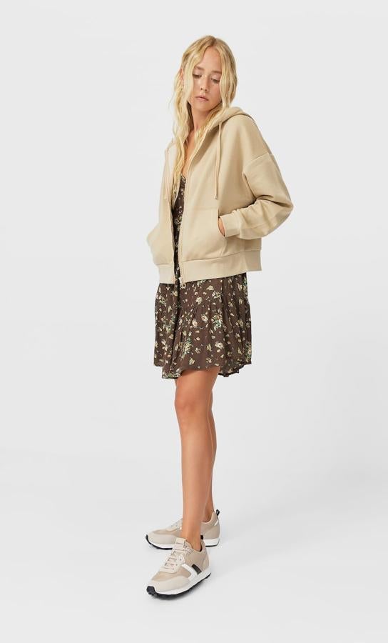 En color piedra, con cremallera a tono, bolsillos tipo canguro y capucha, esta sudadera enfeltrada de Stradivarius tiene un precio de 19,99 euros y está disponible entre las tallas XS y XL.