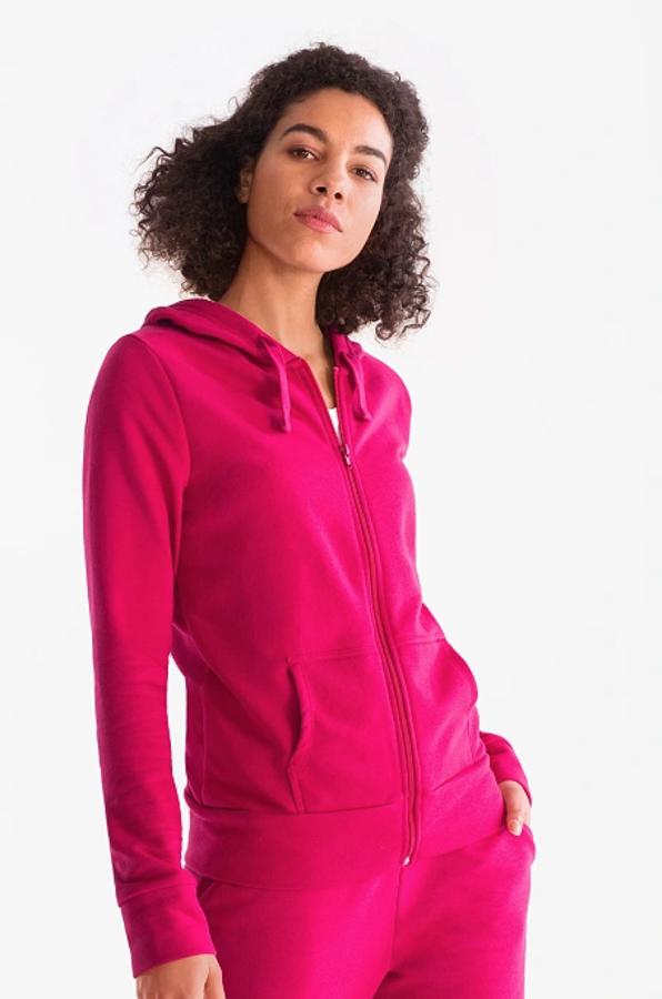 En color fucsia, con cremallera a tono, capucha y bolsillos frontales tipo canguro, esta sudadera de C&A viene con bajo y puños anchos y cuesta 8,90 euros. Solo queda en la talla XS.