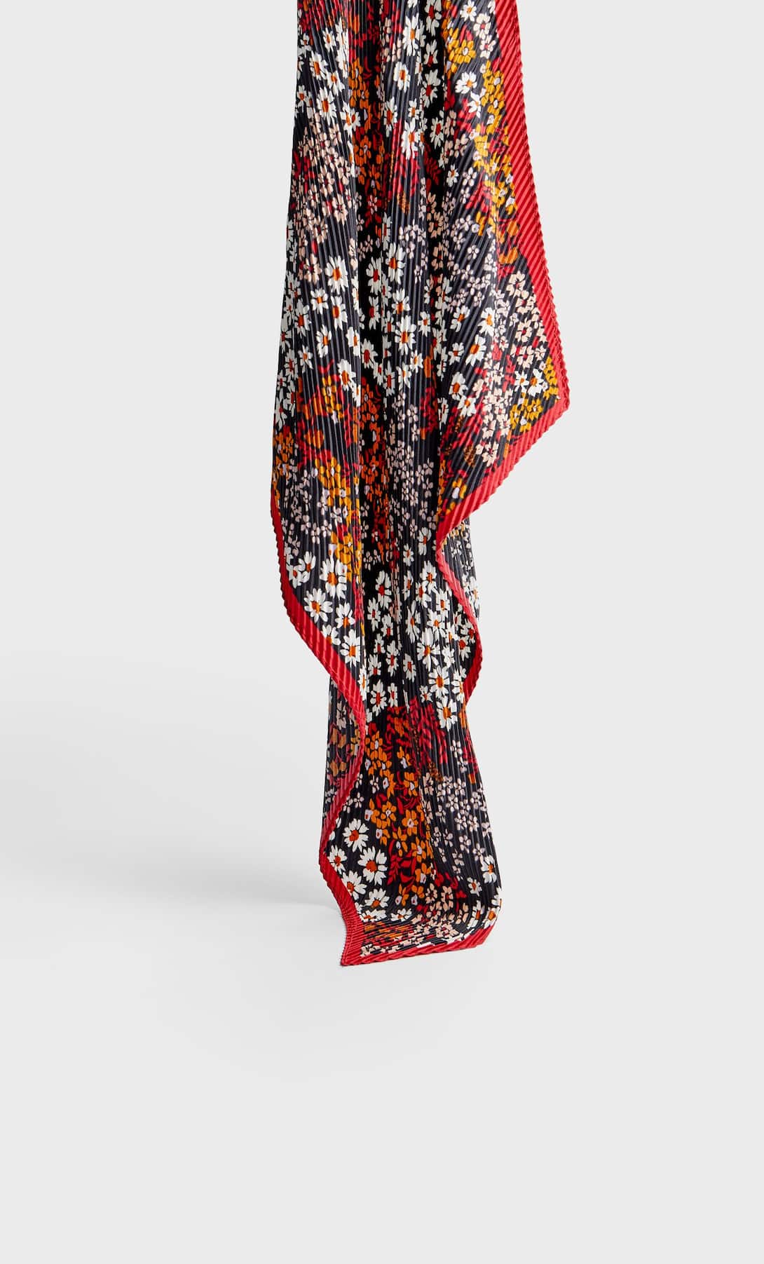 Bandana con estampado de flores de Stradivarius. (5,99 euros).