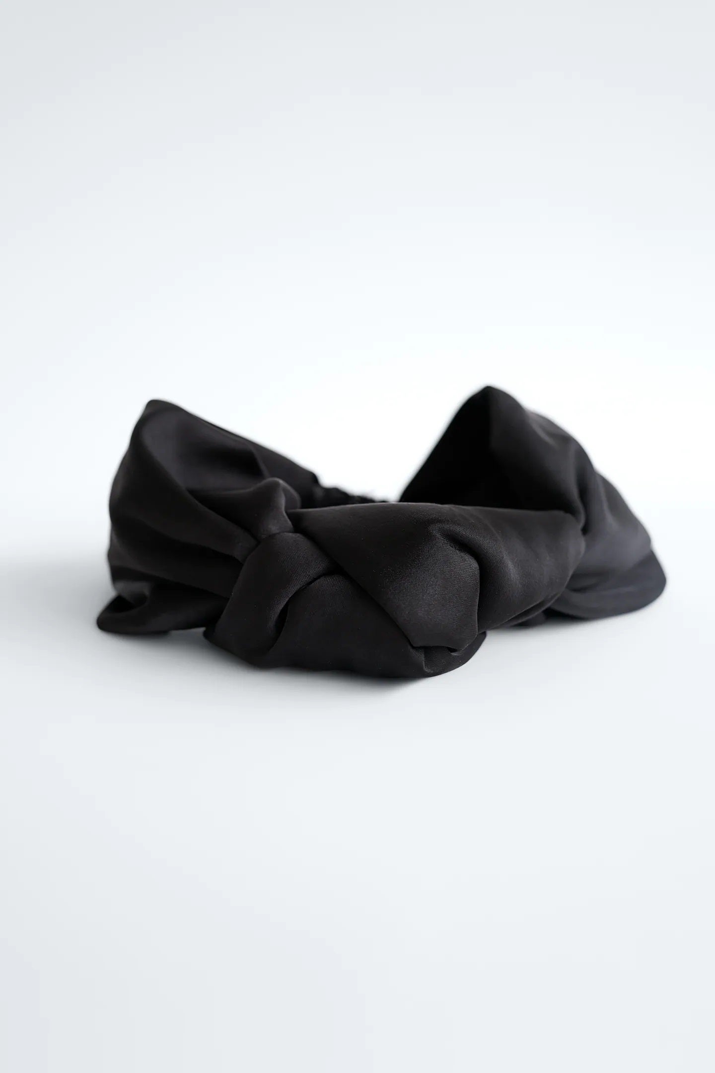 Diadema tipo turbante de tejido satinado. Ideal para las ocasiones más especiales. De Zara. (12,95 euros).