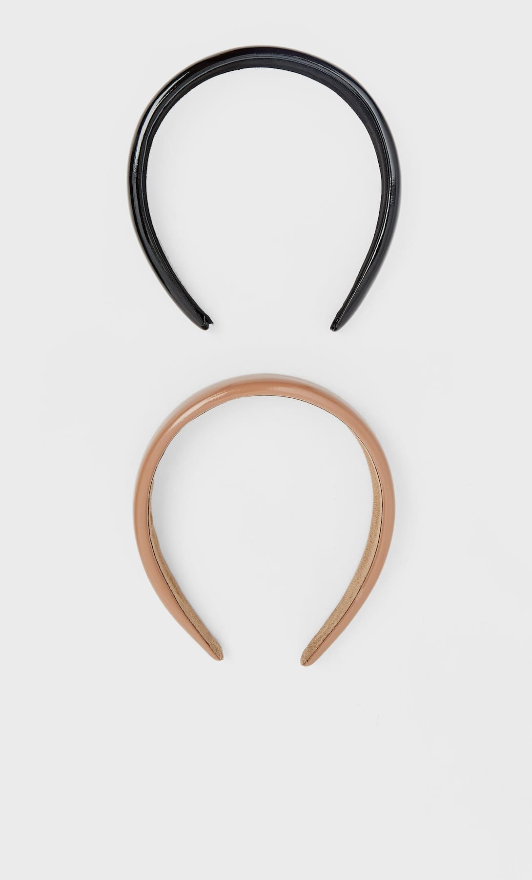 Pack diademas lisas de efecto piel, la tendencia que ya está arrasando en el low cost. (7,99 euros).