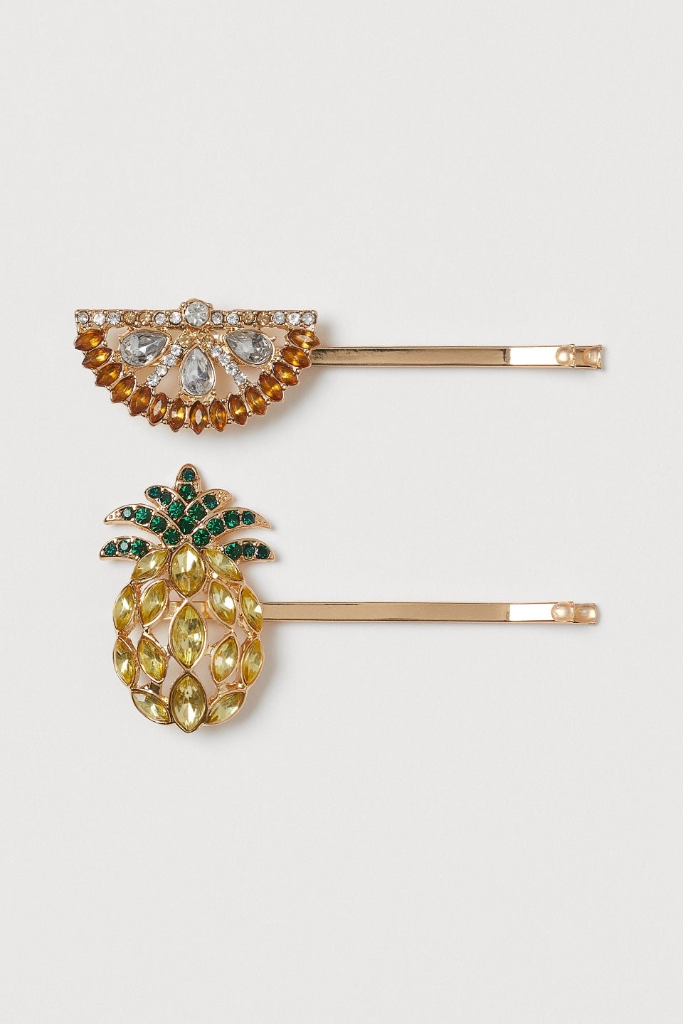 Pinzas strass con motivos frutales de H&M. (7,99 euros).