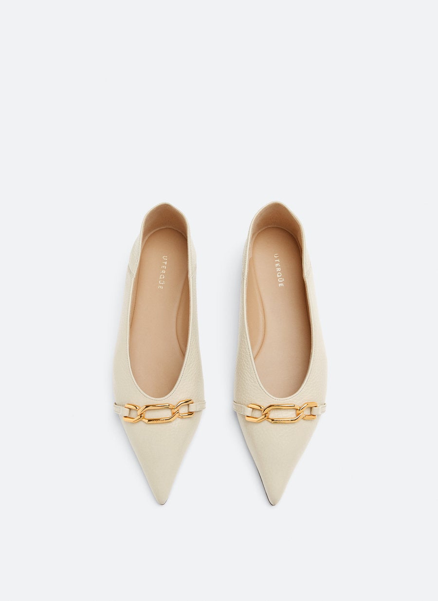 Bailarinas con detalle de cadena en la parte delantera y puntera a pico de los summer prices de Uterqüe. Rebajadas a 62,30 euros.