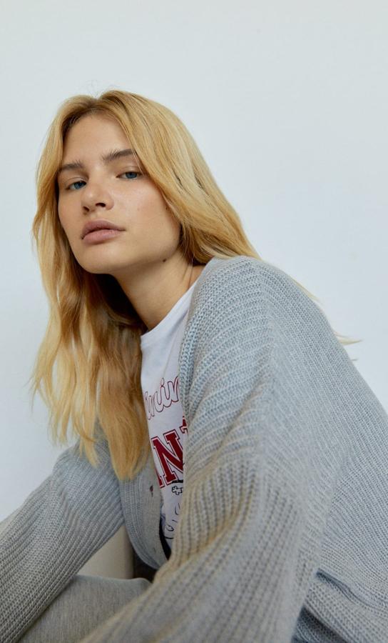 Chaqueta cárdigan larga en gris claro, de Stradivarius (25,99 euros).