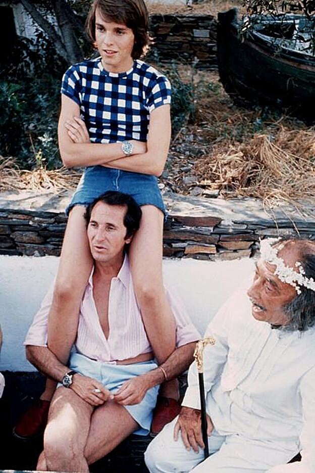 Luis Miguel Dominguín con su hijo, Miguel Bosé, en los hombros y Dalí.