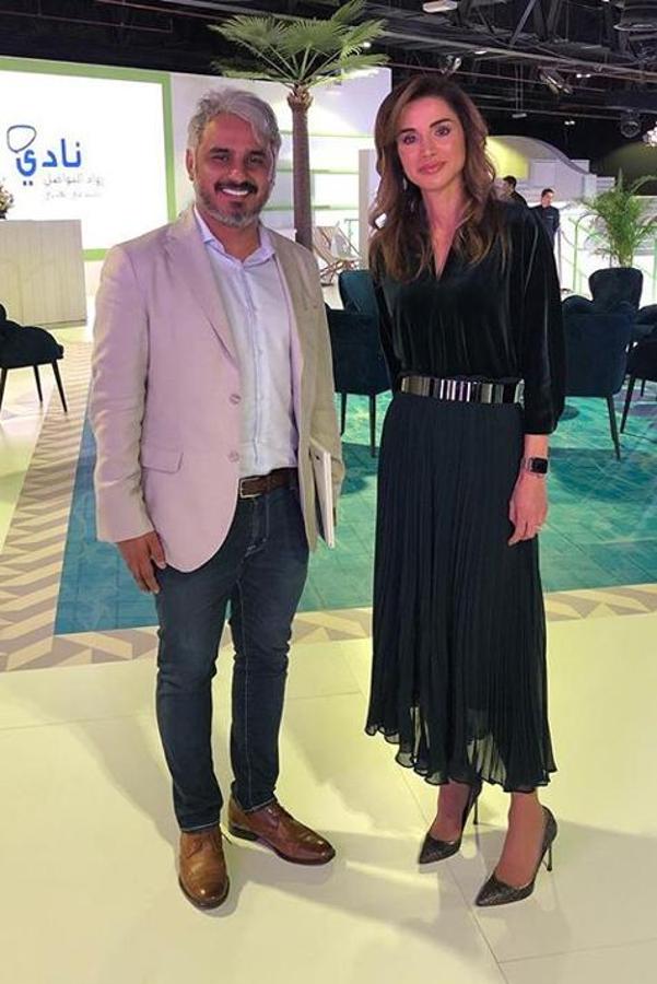 Aunque parezca un vestido de invitada de día,  este look de Rania de Jordania  en realidad tiene como protagonisa un pantalón culotte de gasa plisada baratísimo de Zara. Costaba 29.95 euros, y el truco para elevarlo fue añadir el cinturón metálico rígido y el top de terciopelo a juego.