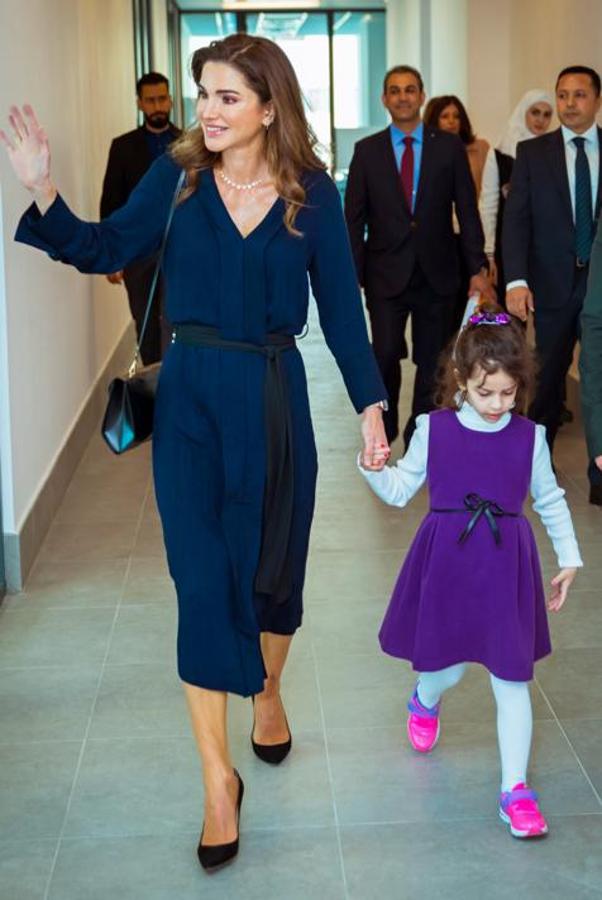 Otro  look perfecto de Rania de Jordania firmado por Zara  es este vestido azul petróleo con cinturón en contraste que triunfó en los Special Prices. Y es que claro, su precio era de 12.99 euros...