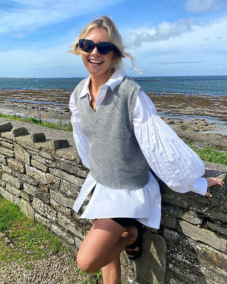 Una camisa blanca es básica en nuestro armario, sobre todo, después de verano: es una pieza  comodín para los looks de entretiempo  y, además, hace más morena. Esta con mangas XXL la hemos descubierto en el Instagram de Primark.