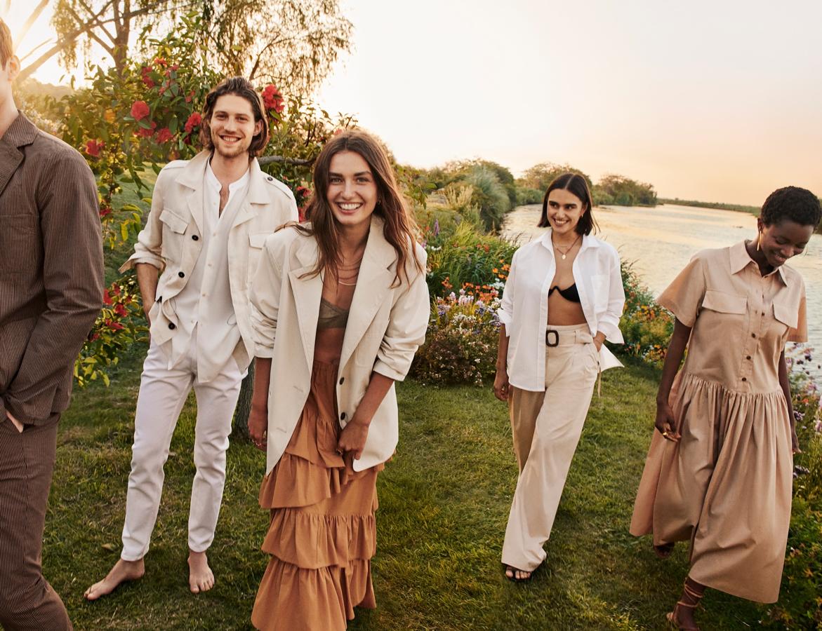 Mango apuesta por los tonos tierra en su colección de entretiempo, y nos ayuda a parecer más morenas con americanas color arena, faldas ocres, vestidos cámel y camisas blancas.