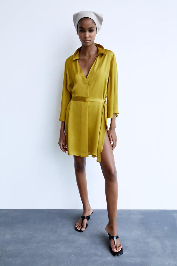 Este vestido camisero de Zara (39.95 euros) en satén color ocre te ayudará a presumir de bronceado durante buena parte del otoño.