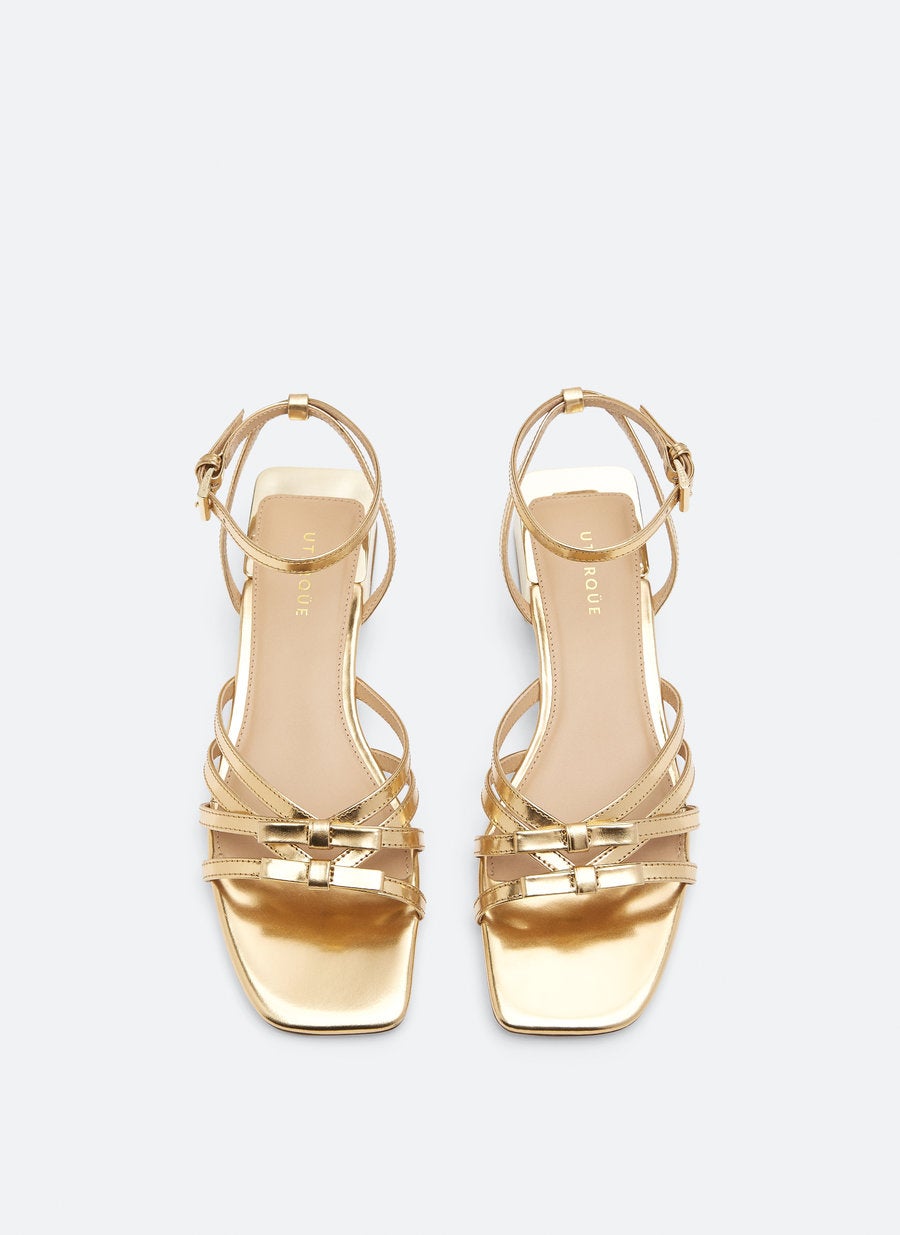 Sandalias de tiras metalizadas en dorado para las ocasiones más especiales. Ahora: 59,95 euros.
