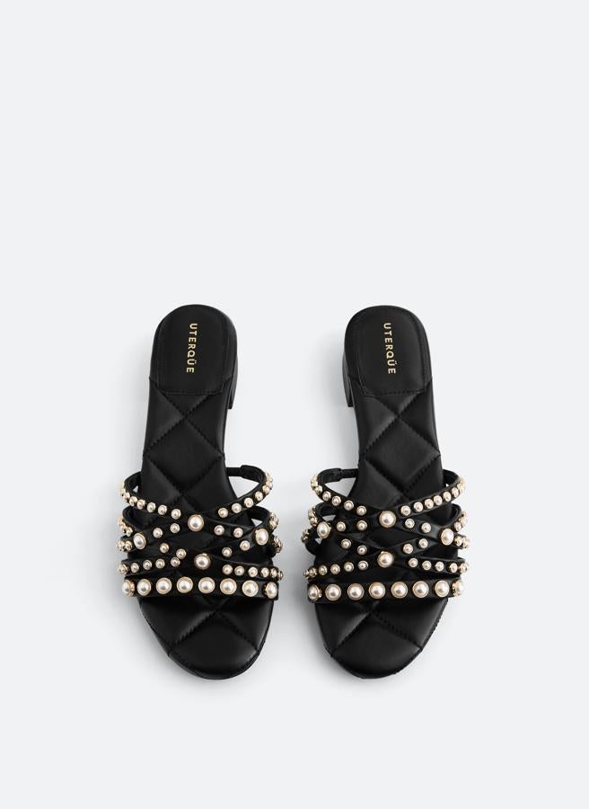 De carácter sofisticado, estas sandalias acolchadas de tacón bajo y cuadrado y cuajadas de perlas en las tiras son perfectas para los looks de fiesta más relajados con los que despedir el verano como se merece. Cuestan 62,30 ya rebajadas.