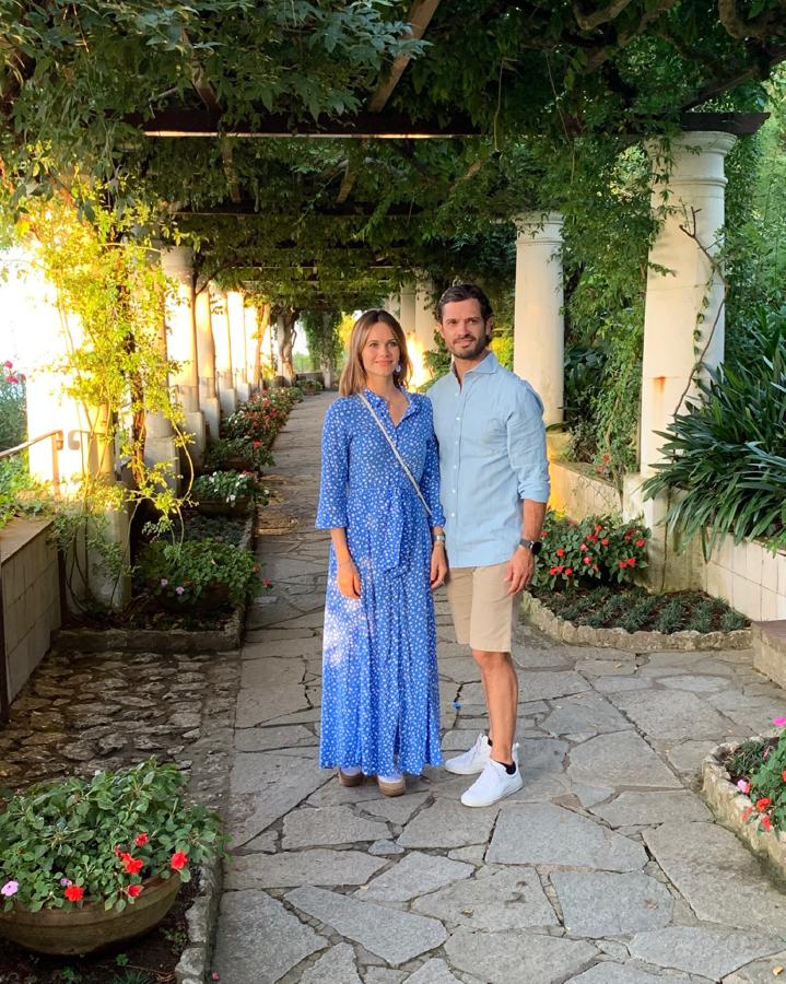 Sofía de Suecia es una de las royals con más estilo, y por eso no nos extrañó verla durante sus vacaciones en Capri el verano pasado con uno de los éxitos de Zara de la temporada: este vestido camisero estampado.