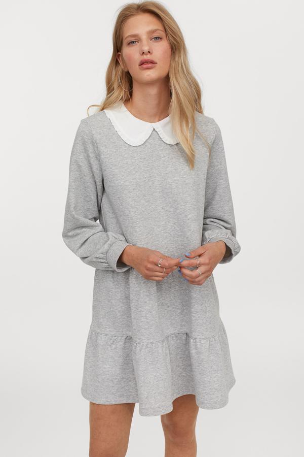 Vestido de algodón con vuelo y cuello bobo, de H&M (29,99 euros).