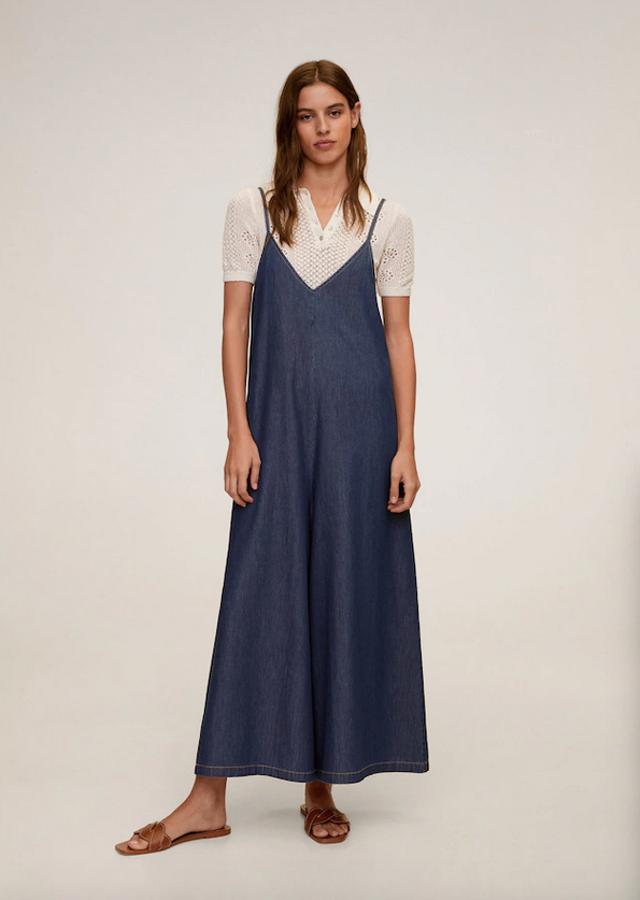 Diseño ancho y largo para este mono de Mango en denim oscuro con escote de pico en la espalda y el frontal y tirantes ajustables. Tiene un precio de 39,99 euros y está disponible entre las tallas XS y L.