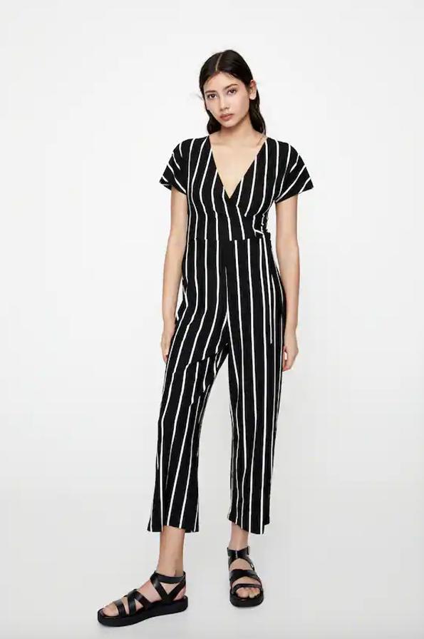 Con escote de pico cruzado, detalle de lazada en la parte delantera y estampado de rayas verticales blancas a contraste sobre fondo negro, este mono largo de Pull&Bear tiene un precio de 19,99 euros y está disponible entre las tallas XS y L.