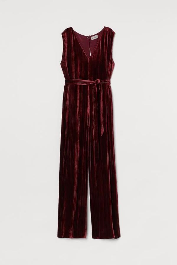 Confeccionado en terciopelo de mezcla de seda, este mono en color burdeos de H&M tiene escote de pico profundo, abertura en la espalda y cinturón de anudar extraíble a tono. Con perneras rectas amplias, cuesta 149 euros y solo podemos comprarlo en la web de la firma entre las tallas 34 y 46.