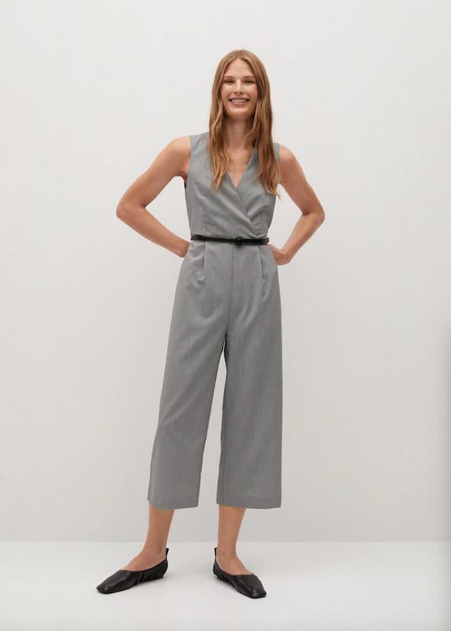 Con estampado micro de cuadro vichy, este mono largo de Mango sin mangas viene con pinzas en la parte delantera, escote de pico cruzado y cinturón ajustable en color negro. Tiene un precio de 49,99 euros y está disponible entre las tallas XS y XL.