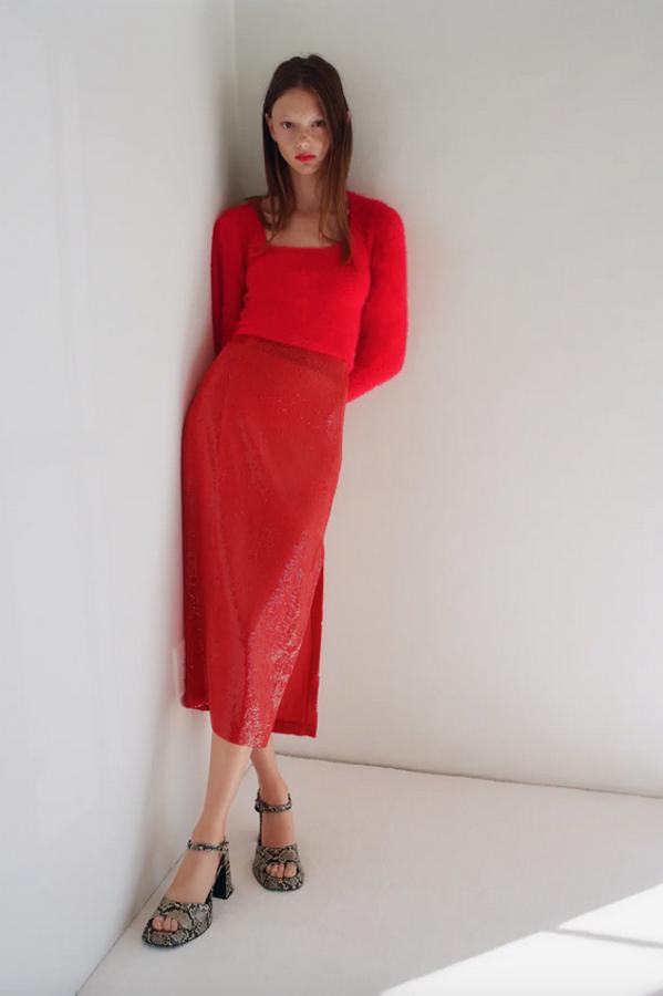 El rojo va a ser uno de los colores tendencia del otoño y Zara lo ha llevado a esta falda de lentejuelas con bajo con abertura delantera y tiro alto. Tiene un precio de 39,95 euros y está disponible en las tallas S, M y L.
