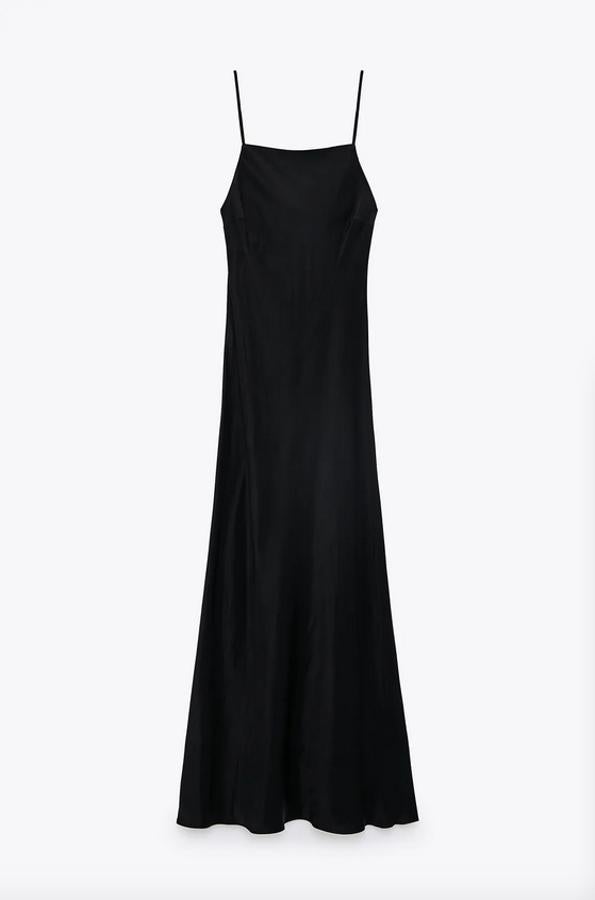 Tan importante como un "Pequeño Vestido Negro" es un "Vestido Midi Negro" y este de Zara con escote recto y tirantes finos puede ser una excelente opción para tu armario otoñal. Cuesta 29,95 euros y está disponible entre las tallas XS y XXL.