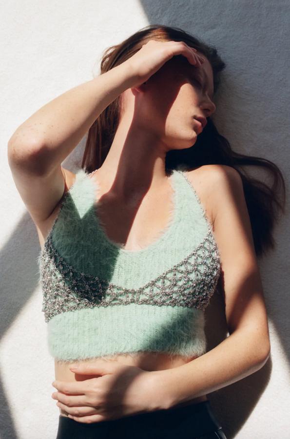 Con detalles de aplicación de joya y cierre de mosquetón, este top metálico de escote de pico puede ser el compañero ideal para tus camisetas y tops favoritos. Cuesta 29,95 euros y estará disponible únicamente en la talla M.