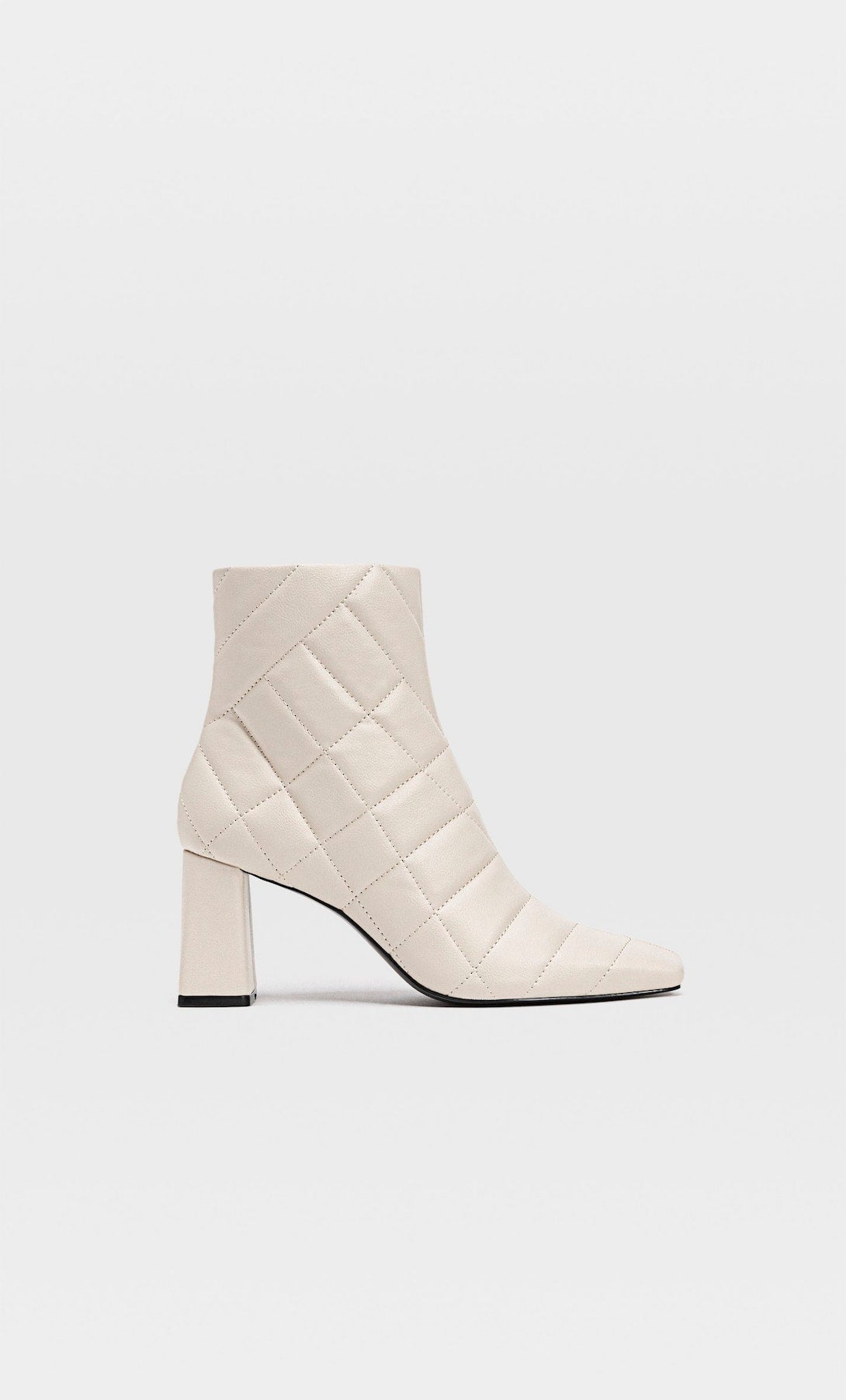Tacón ancho, punta cuadrada y tejido acolchado. Botines blancos de la nueva colección de Stradivarius. (35,99 euros).