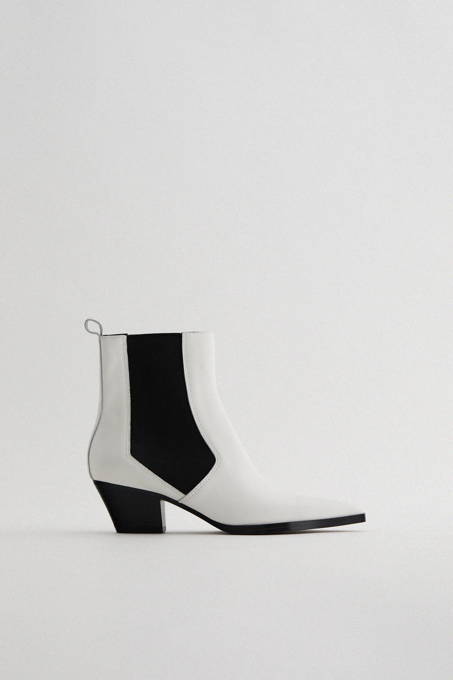 Botines blancos tipo cow boy de piel de la nueva colección de Zara. El diseño que más vamos a ver este otoño. (59,95 euros).