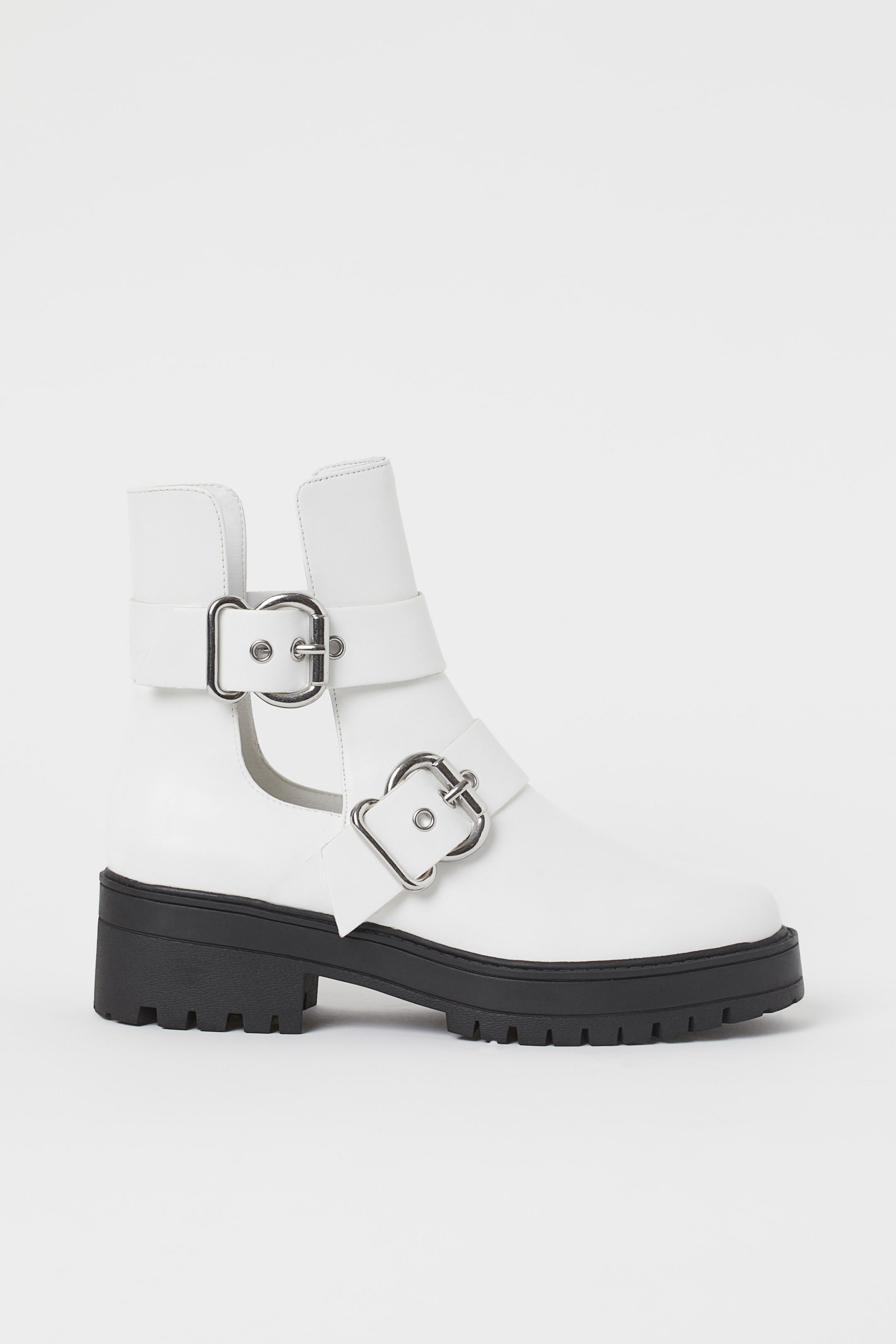 Botines blancos cut out con plataforma y detalles de hebillas. (34,99 euros).