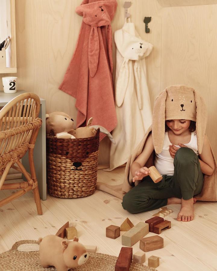 Los niños constryen su futuro en su habitación, y para empezar, este juego de piezas de madera tradicional es un buen inicio. Cuesta 12.99 euros, y las toallas con capucha, 14.99 euros.